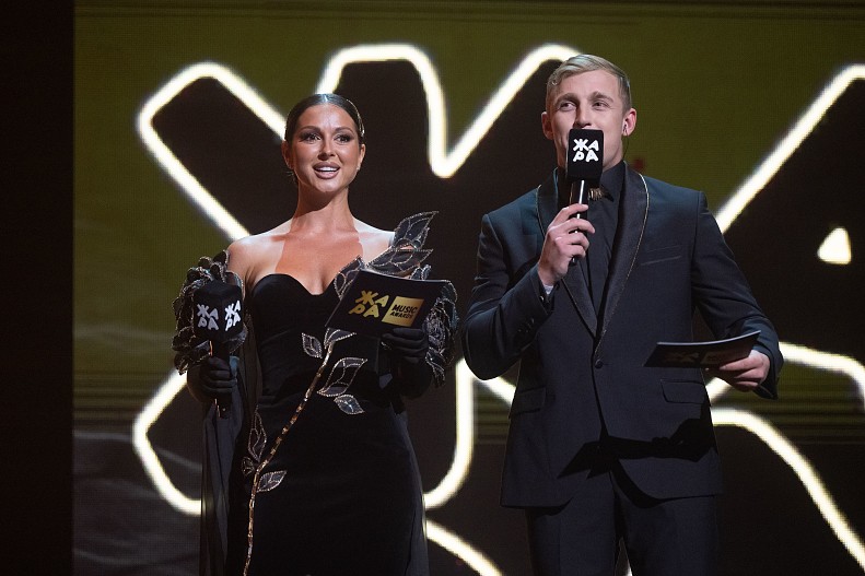 Нюша и Саша Стоун