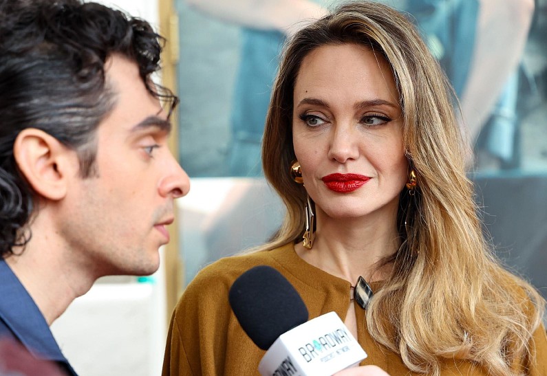 Анджелина Джоли начала встречаться с двумя бойфрендами. Рассказываем!