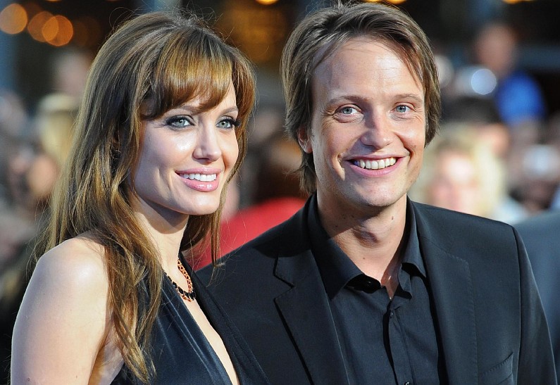 Анджелину Джоли заметили на романтическом ужине с актером Аугустом Дилем