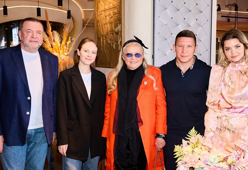 Звезды поддержали запуск мерча «Академия жизни» x «Маленький принц»