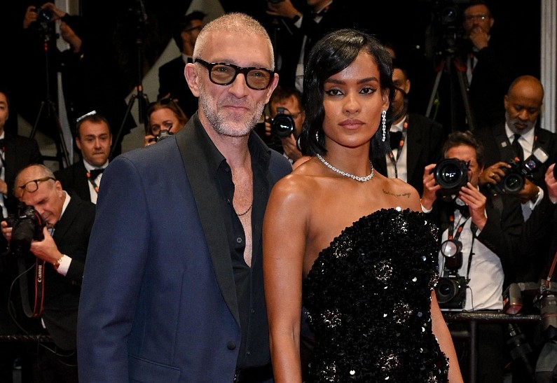 Венсан Кассель впервые вышел в свет с новой девушкой Нарой Баптистой