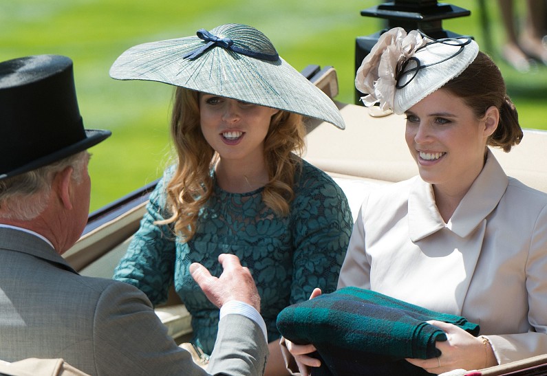 Принцессы Евгения и Беатрис испортили отношения с Карлом III. И вот почему!