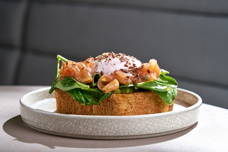 Бриошь с лососем и яйцом пашот