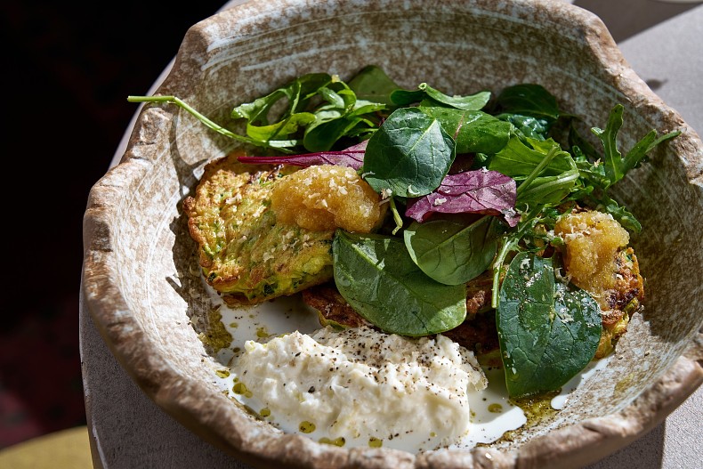 Оладьи из цукини со страчателлой и подкопченной икрой щуки