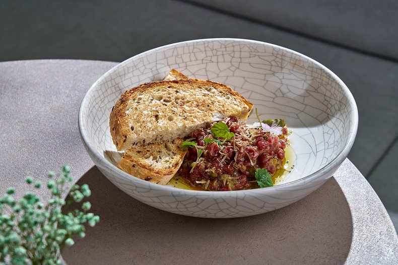 Тар-тар из говядины с трюфелем и деревенским хлебом