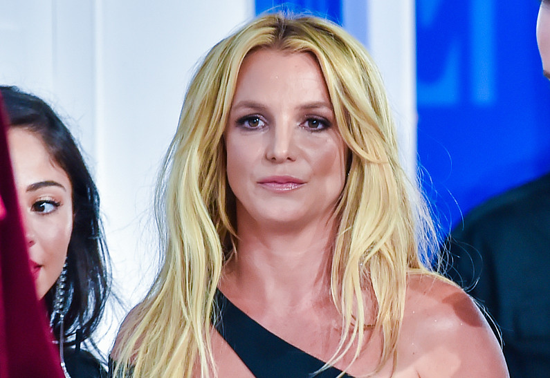 «Делала колесо по всему коридору»: Бритни Спирс повредила ногу в отеле