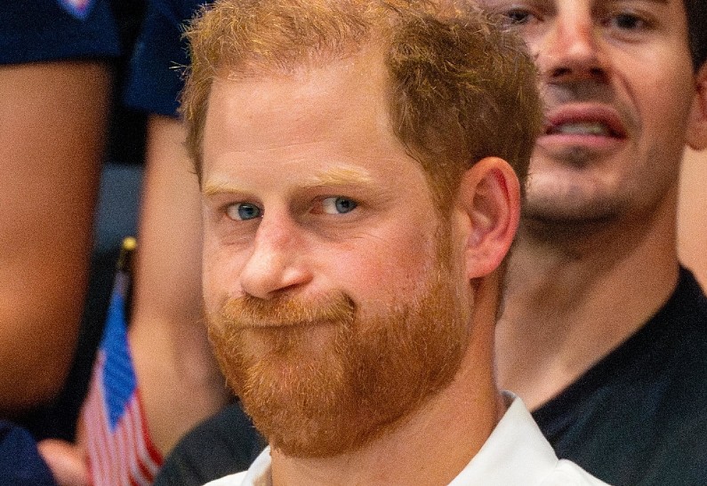 Принц Гарри протянул королевской семье руку в знак примирения, но не получил взаимности