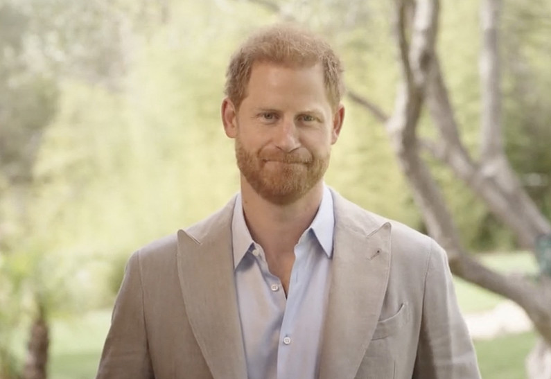 «Выглядит нелепо»: в Сети высмеяли новое видеообращение принца Гарри