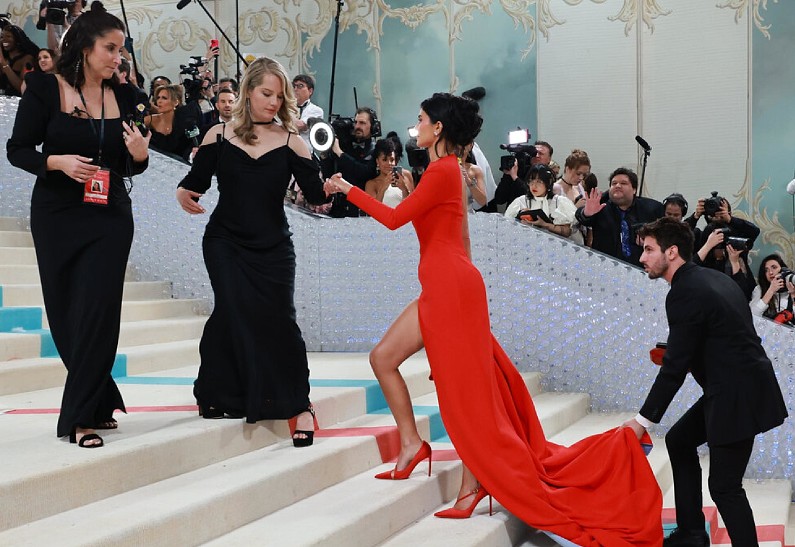 Манекенщика выгнали с Met Gala из-за того, что он затмил Кайли Дженнер