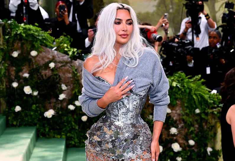 Не могла дышать: Ким Кардашьян рассказала о том, каково ей было в невероятно узком корсете на Met Gala