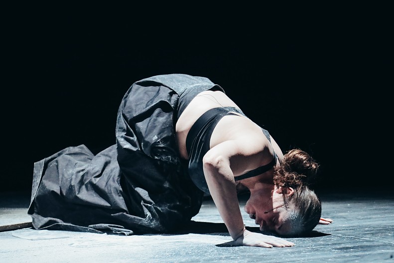 Сцена из спектакля «Платон» (Новокузнецк)