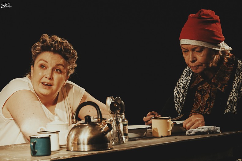 Сцена из спектакля «Тихий свет» (Губаха)