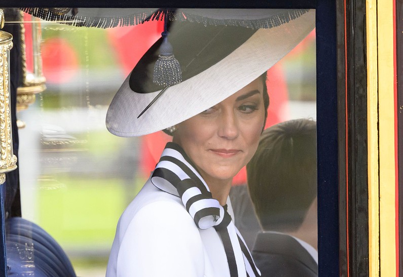 Кейт Миддлтон впервые появилась на публике после объявления о раке