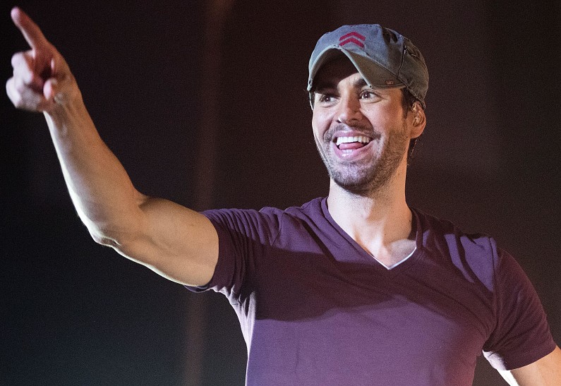 Анна Курникова поделилась редкими фото Энрике Иглесиаса с детьми в День отца