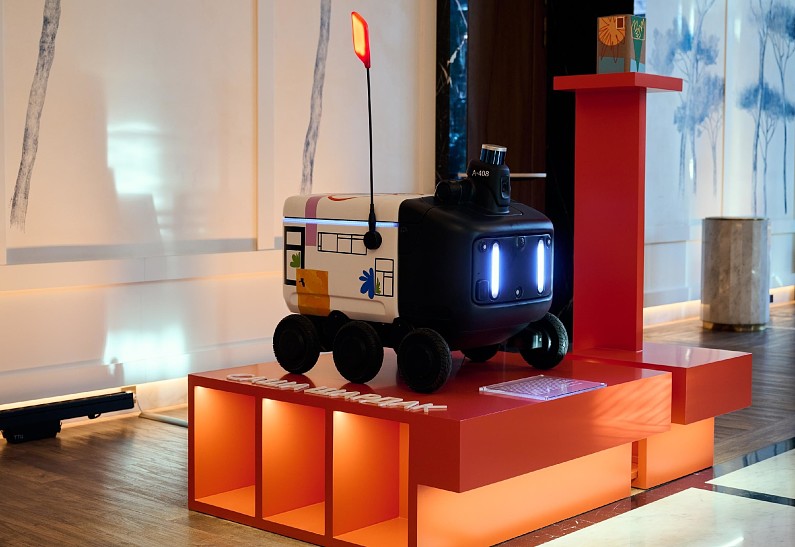 Роботы-доставщики и Яндекс Станции стали арт-объектами