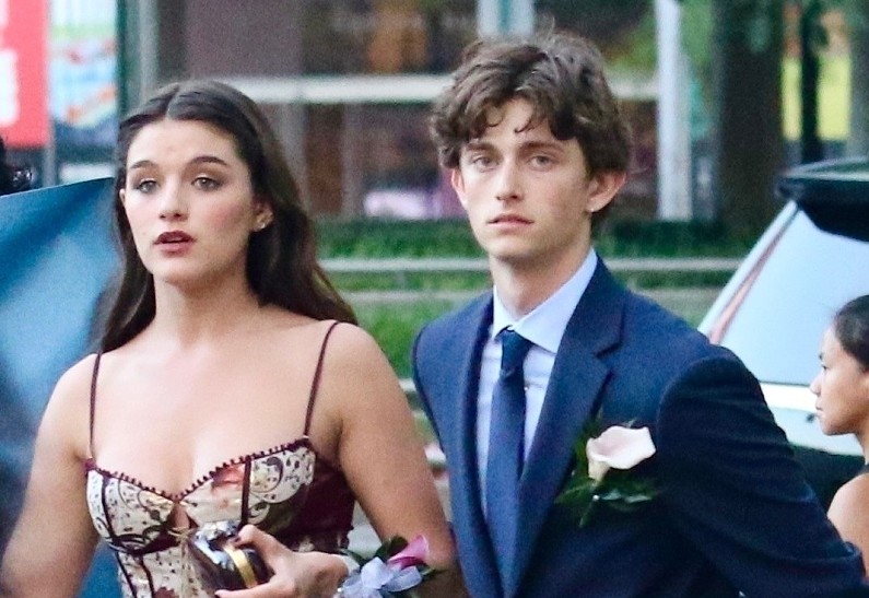 18-летняя дочь Кэти Холмс и Тома Круза восхитила публику на своем выпускном