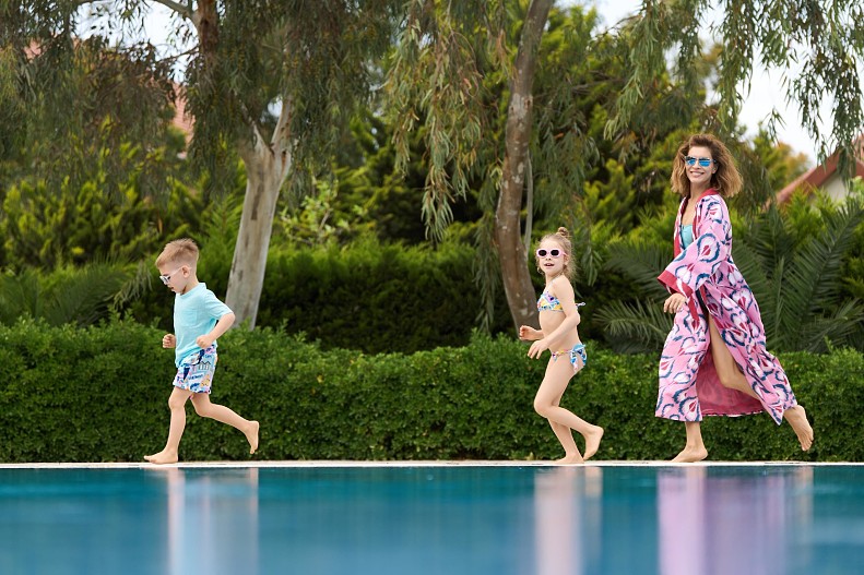 На Елене: кимоно Polina Repik; купальник SHAN, Estelle Adony; кольцо UNOde50. На Саше: купальник, шортики и футболка MC2 Saint Barth. На Еве: купальник MC2 Saint Barth