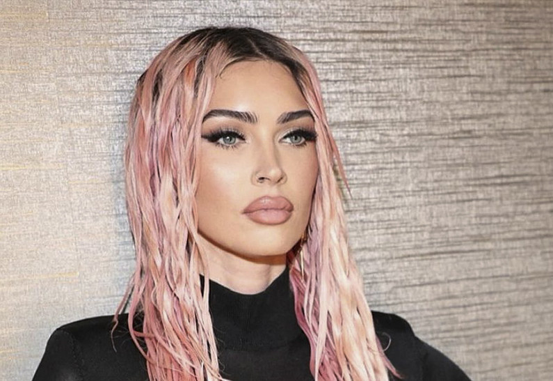 Меган Фокс появилась на публике в футболке с символичной надписью после разрыва помолвки с Machine Gun Kelly