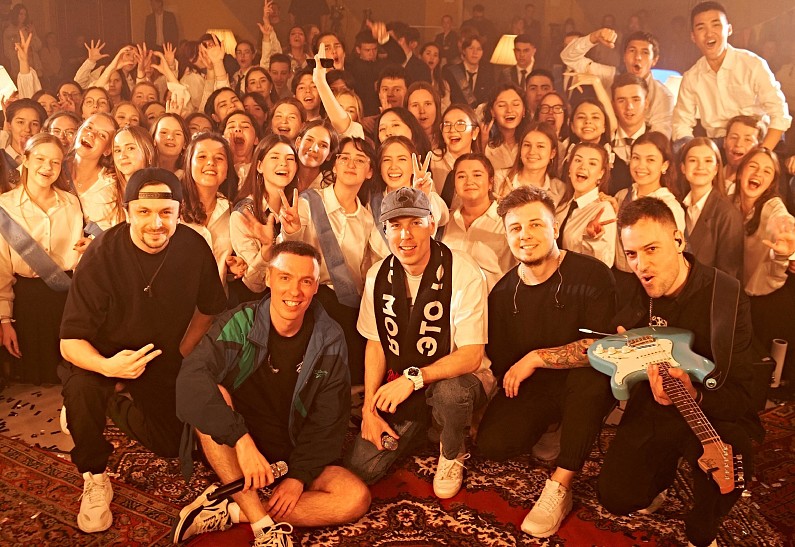 Баста, Ольга Бузова, МОТ, Клава Кока, Mary Gu, Ramil’ и Dabro удивили выпускников концертами-сюрпризами