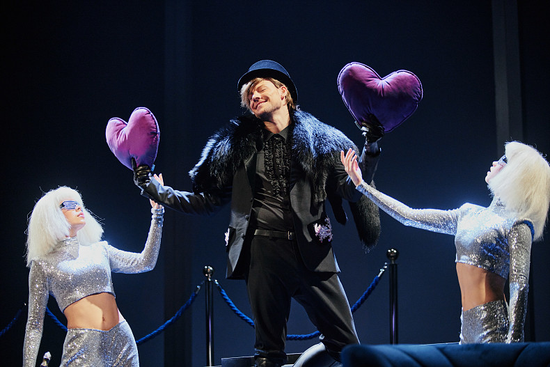 Сцена из спектакля «Красавец мужчина»