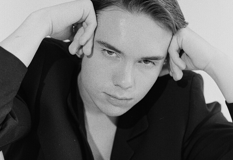 Денис Власенко о сериале «И снова здравствуйте!», российском кино и безумствах во имя любви