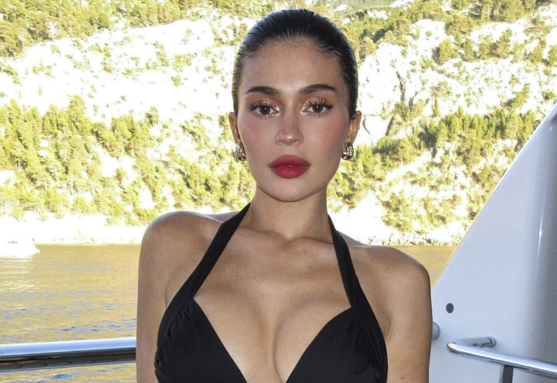 Кайли Дженнер показала себя без макияжа и фильтров