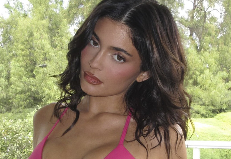 Кайли Дженнер появилась на публике с кольцом на безымянном пальце