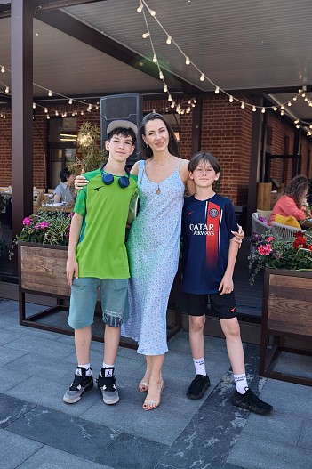 Екатерина Директоренко с сыновьями Степаном и Василием