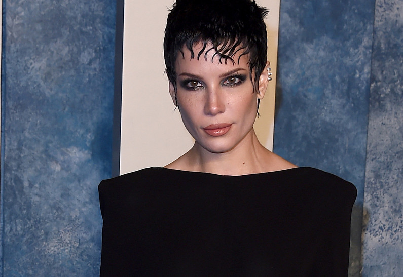 Певица Холзи рассказала о своей тяжелой борьбе с несколькими заболеваниями