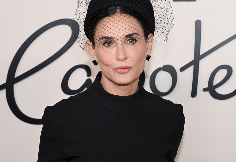 Деми Мур спровоцировала слухи о романе с Джо Джонасом