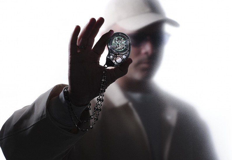 HUBLOT и Дэниел Аршам представляют новое прочтение карманных часов — модель ARSHAM DROPLET