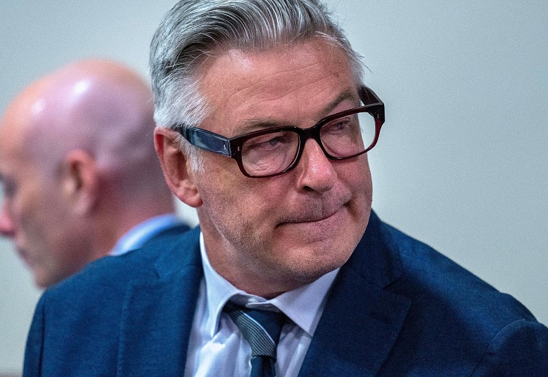 Семья трагически погибшей Галины Хатчинс требует признать Алека Болдуина виновным в ее убийстве