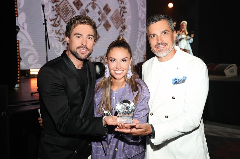 Иван Чуйков, Агата Муцениеце, Михаил Богомолов (телеканал RU.TV)