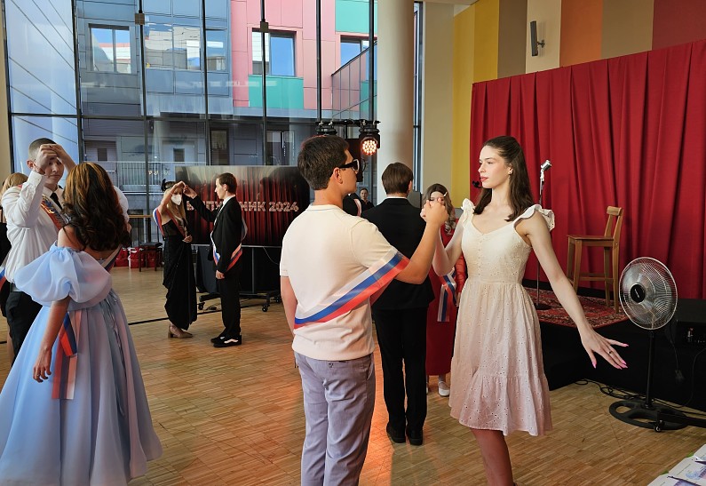 Вице-мэр Ракова: в Москве прошли выпускные вечера у школьников, находящихся на длительном лечении