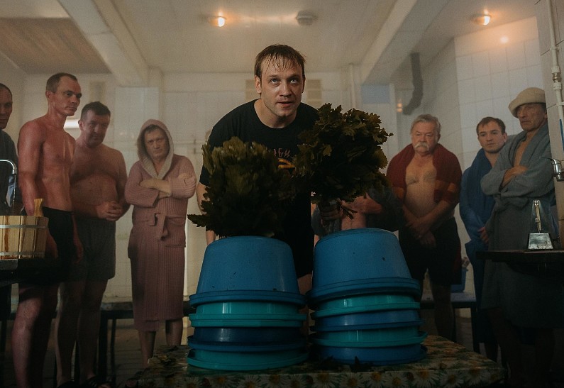 Михаил Тройник и Юлия Александрова в комедии «В БАНЮ!»