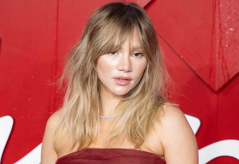 «Потрясающая фигура!»: невеста Роберта Паттинсона показала, как выглядит после родов