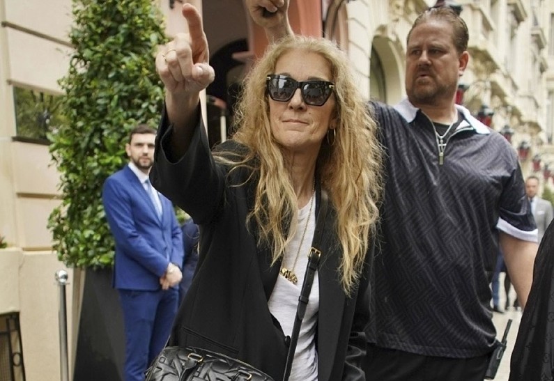 Селин Дион впервые вышла на сцену после заявления о тяжелой болезни