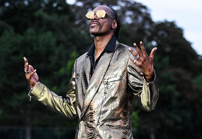 Снуп Догг пронес олимпийский огонь в Париже