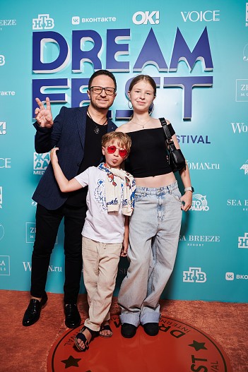 Брэндон Стоун с детьми