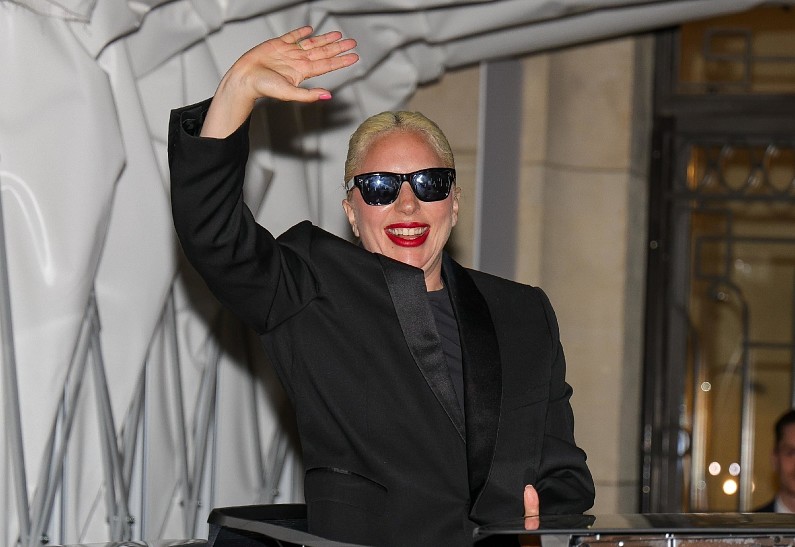 Леди Гага намекнула на помолвку с бойфрендом Майклом Полански