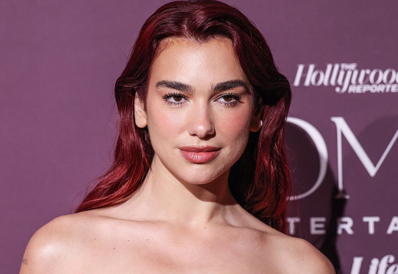 Дуа Липа впервые показала совместное фото с бойфрендом