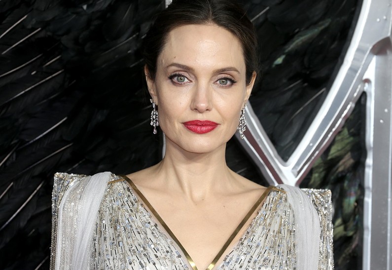 Дети переживают: у Анджелины Джоли появились проблемы с питанием