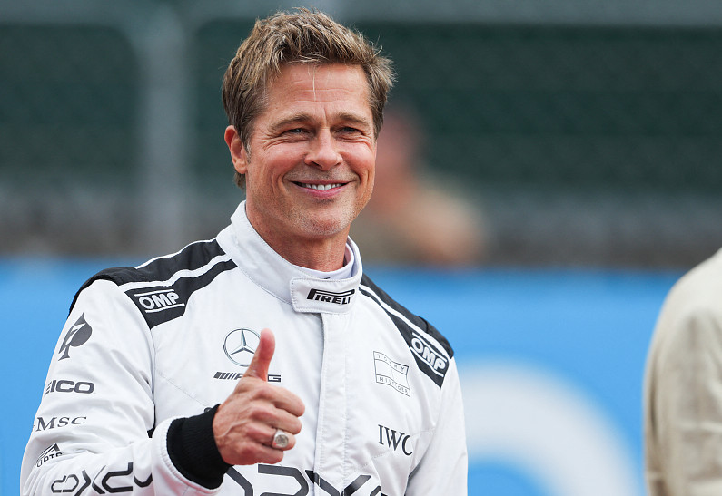 Помолодевший Брэд Питт удивил поклонников своей внешностью