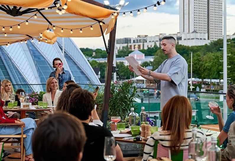 Алексей Зимин представил новый стендап в стихах в на крыше La Raquette в Лужниках