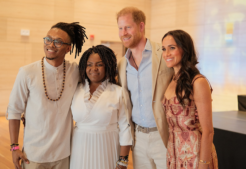 Принц Гарри трогательно поцеловал Меган Маркл во время тура по Колумбии