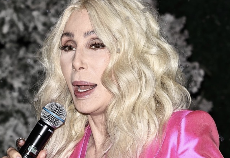 Певица Шер выпустит свой первый музыкальный сборник за 20 лет