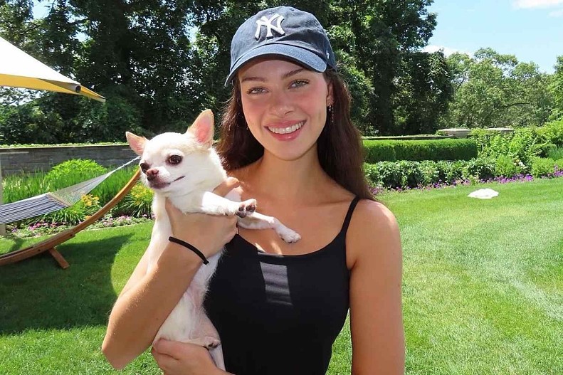 Никола Пельтц-Бекхэм с собакой Налой