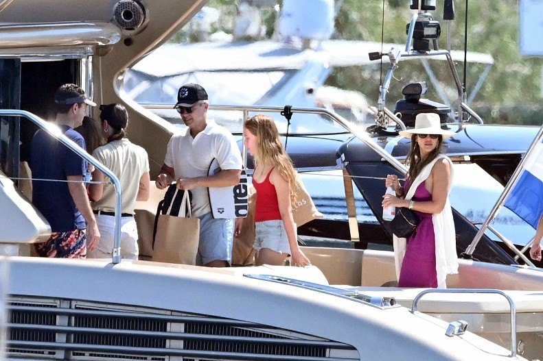 Джессика Альба с семьей