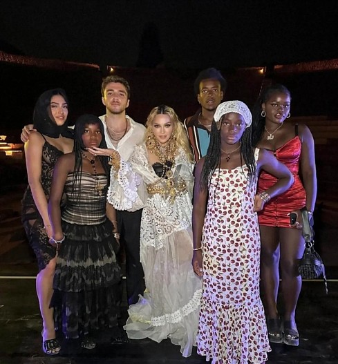 Мадонна с семьей