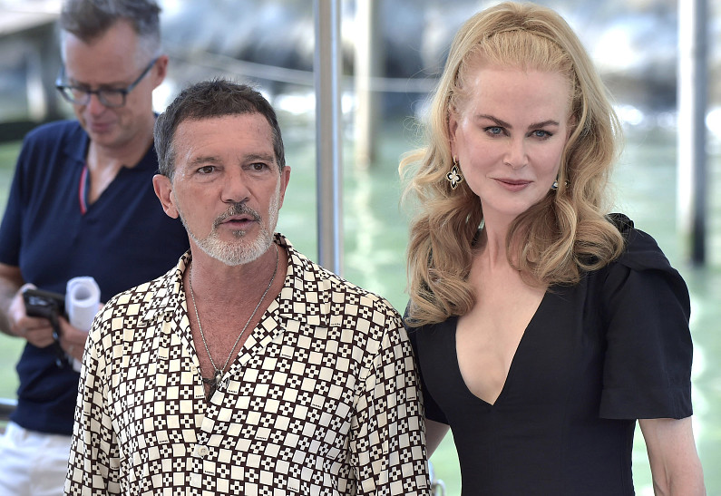 Николь Кидман в платье с глубоким вырезом появилась на премьере фильме с Антонио Бандерасом